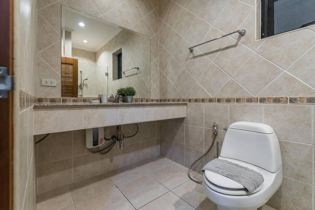 Anb Poolvilla 3Br Walk Private Beach In Pratamnak Pattaya Exterior foto